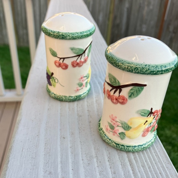 VIN JKL Ceramic Salt and Pepper Shakers with Fruits Decoration - Picture 2 of 7